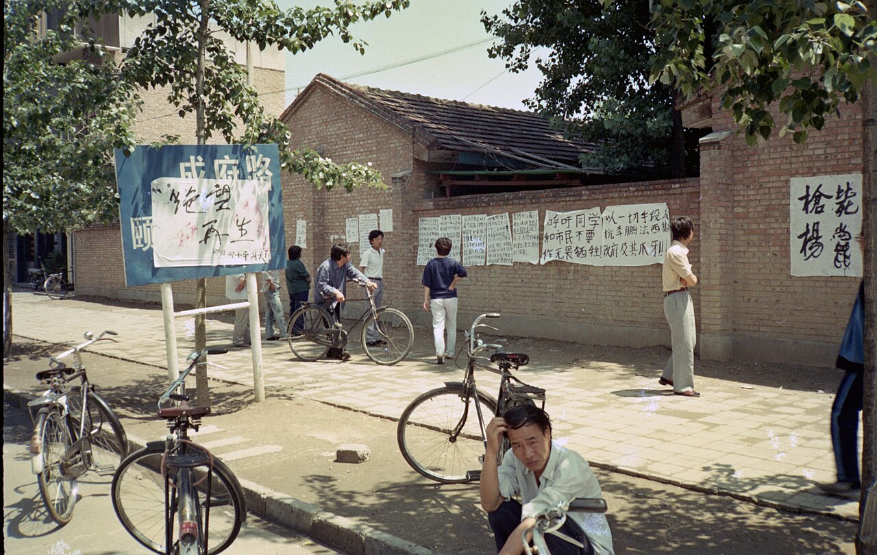 1989年6月7日的北京中关村大街,墙壁及路牌上张贴着大量谴责六四清场的大字报