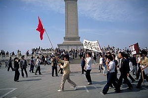 天安门广场上在人民英雄纪念碑前游行的学生与市民