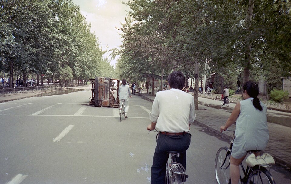 1989年6月北京中关村大街被焚烧的车辆