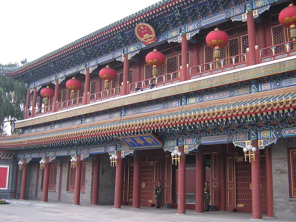 示威学生一度聚集在中南海新华门静坐抗议,最终遭驱离